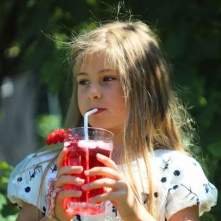 Levandulový, mátový, bezový... Jakou příchuť sirupu byste vybrali jako dárek za vysvědčení pro učitele? 🍹💮 Květiny jsou...